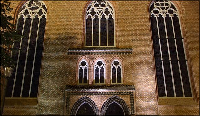 Elbląg, Mostowa, okna katedrály svatého Mikuláše v noci 82-300 - Zdjęcia