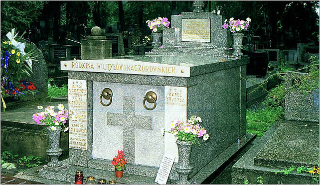 Grób rodziców Jana Pawła II na cmentarzu Rakowickim w Krakowie 31-435 - Zdjęcia