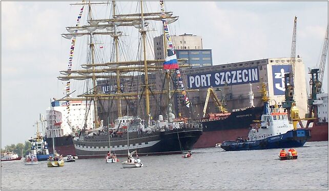 In Dry-dock broken engine to be repaired-W stoczni silnik naprawią 70-651 - Zdjęcia