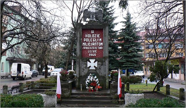 Lesko, pomnik w holdzie milicjantom, Rynek84 11, Lesko 38-600 - Zdjęcia