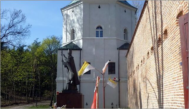 Lezajsk, mury bazyliki i pomnik Jana Pawla II, Mariacki, pl.77 37-300 - Zdjęcia