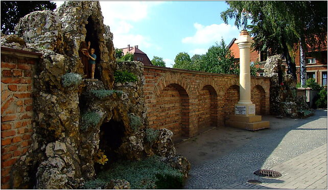 Obejście kościoła św. Mikołaja w Pyskowicach2, Rynek 28 44-120 - Zdjęcia