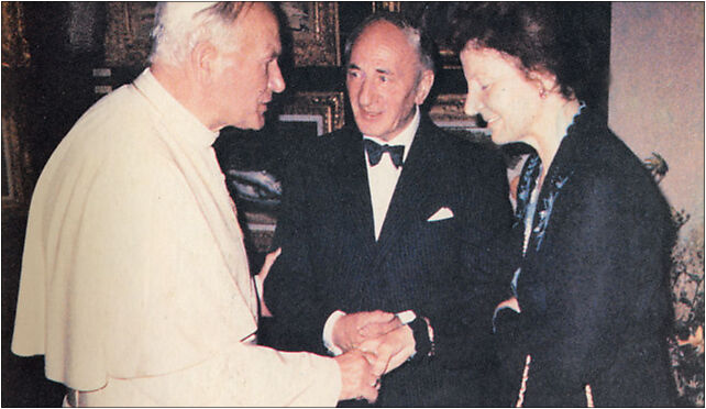 Pope John Paul II with Janina and Zbigniew Karol Porczynski od 00-137 do 00-139 - Zdjęcia