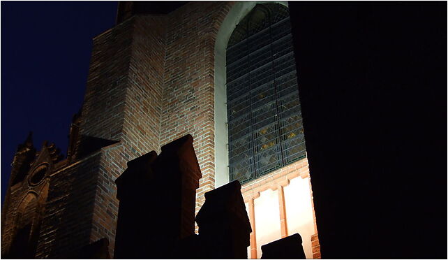 Starogard Gdański, Rynek, kostel sv Mateusze, okno kostela v noci 83-200 - Zdjęcia