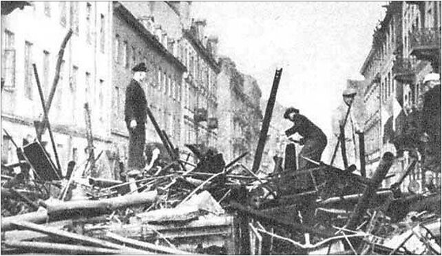 Warsaw Uprising by Bałuk - Barricade at Sienna St, Miedziana 14 00-835 - Zdjęcia