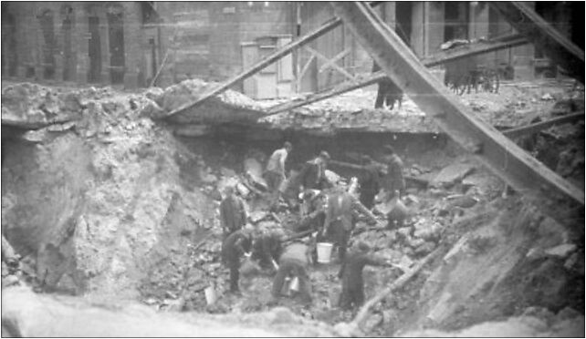 Warsaw Uprising by Haneman - Looking for Water, Złota, Warszawa 00-110 - Zdjęcia
