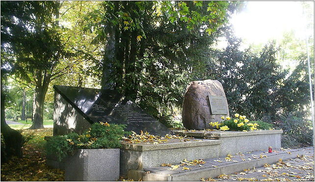 Warszawa-Park Kombatantów pomniki, Chrościckiego Juliana, ks. 2 02-421 - Zdjęcia